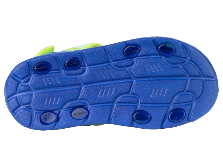 Modrá podrážka detskej sandále s vzorom.