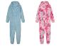Dve mäkké fleecové dupačky, jedna v jednoduchej modrej farbe a druhá s ružovým tie-dye vzorom.