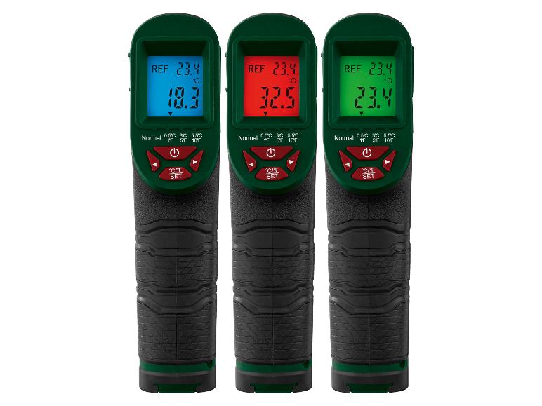 Tri digitálne teplomery s rôznofarebnými obrazovkami zobrazujúcimi teploty.