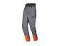 Sivé pracovné nohavice s oranžovými detailmi a čiernym pásom.