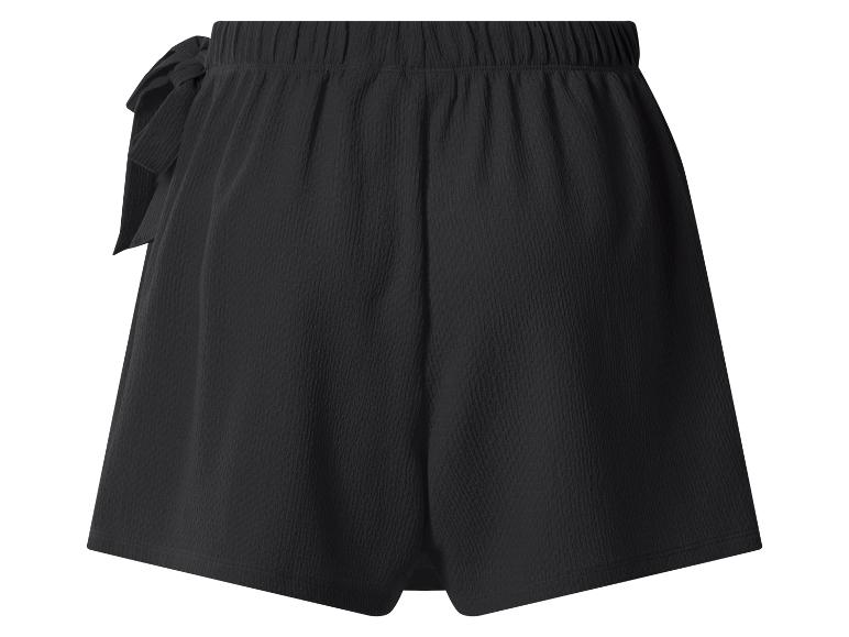 Čierne šortky s elastickým pásom a ozdobnou mašľou.
