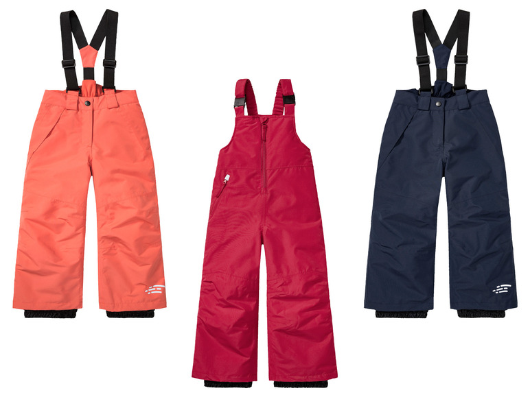 Tri páry lyžiarskych nohavíc pre deti v rôznych farbách.