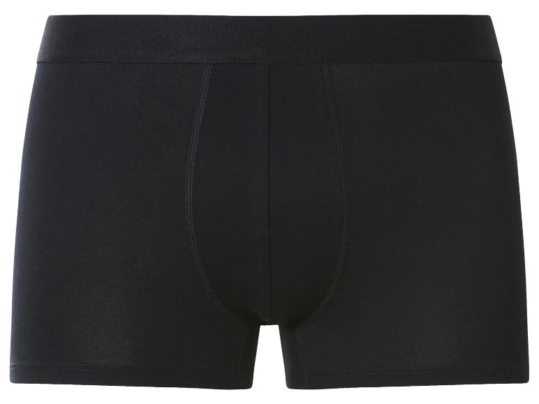 Čierne pánske boxerky s elastickým pásom a viditeľným prešívaním.