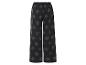 Široké čierne nohavice s potlačou listov.