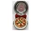 Otvorená elektrická pec na pizzu s pizzou pepperoni a bazalkou.