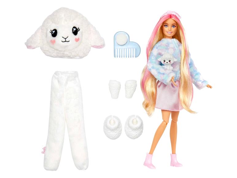 Barbie bábika s ružovými vlasmi, svetrom a nohavicami s motívom jahniatka, plus doplnky.