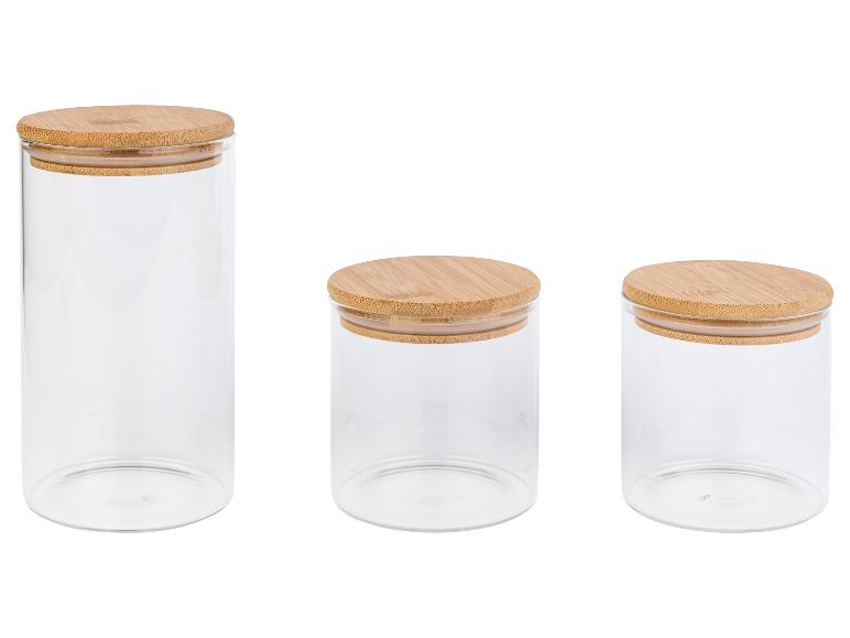 Tri sklenené nádoby s bambusovými viečkami.