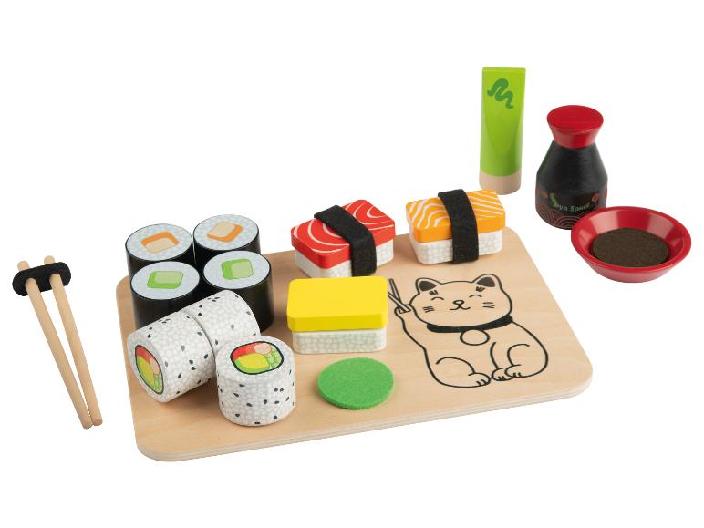 Drevená sushi sada s rolkami, omáčkami a paličkami.
