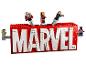 Lego Marvel logo s minifigúrkami Hulka, Thora, Iron Mana, Black Widow a Captain America.