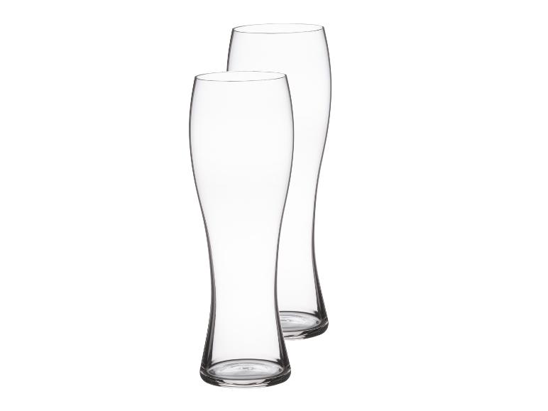 Dve priehľadné poháre na pivo.