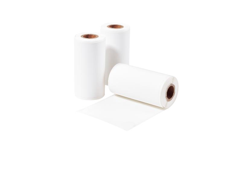 Tri rolky bieleho termopapiera pre pokladnice alebo tlačiarne etikiet.
