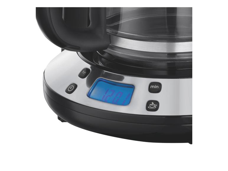 Detailný záber na čierny a strieborný kávovar s digitálnym displejom.