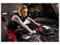 Žena pracuje na motore auta, s nabíjačkou batérií Ultimate v popredí.