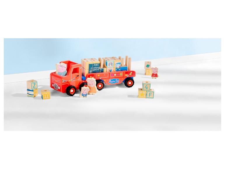 Hračky Peppa Pig: drevená nákladná autíčka, kocky a figúrky.