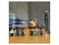 Sedem LEGO minifigúrok s tematikou Duny stojí na drevenom stole.