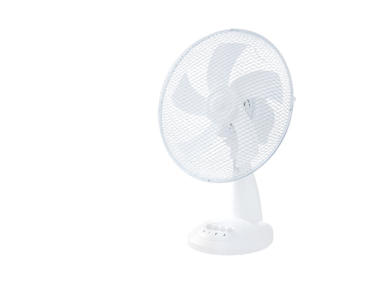 Biely stolný ventilátor s ochrannou mriežkou a tlačidlami na ovládanie rýchlosti