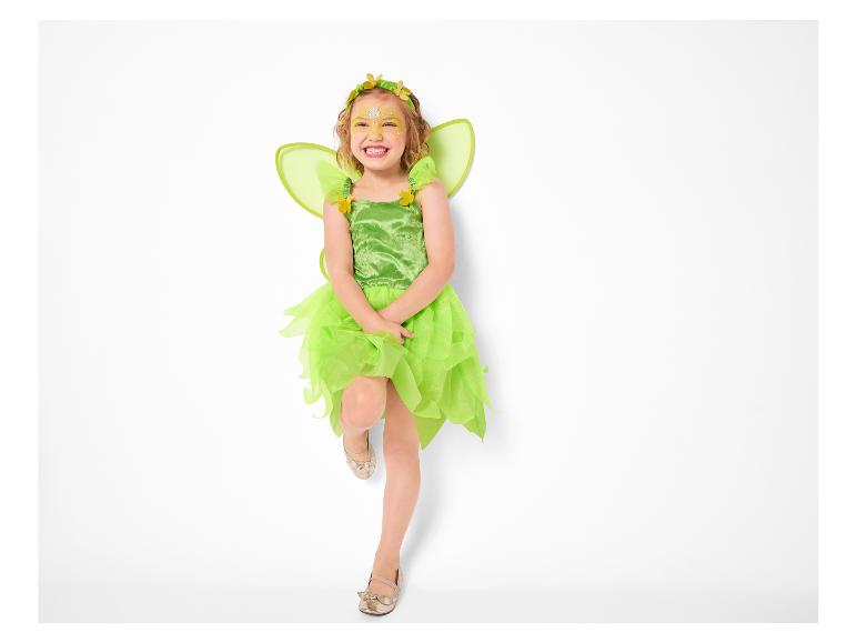 Usmievavé dievča v zelenom kostýme víly s krídlami a maľovaním na tvár.