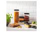 Kuchynská linka s priehľadnými nádobami plnými cestovín, šošovice, goji a občerstvenia.
