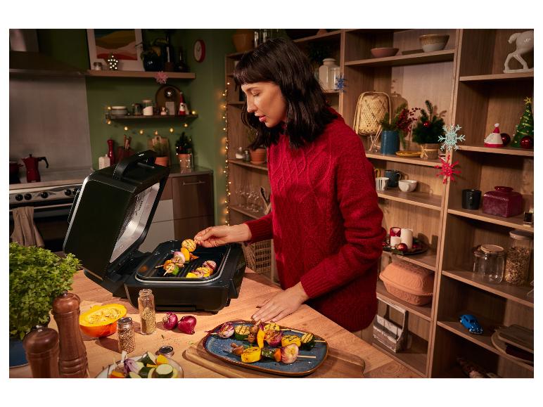 Žena griluje zeleninové špízy na grile Tefal.