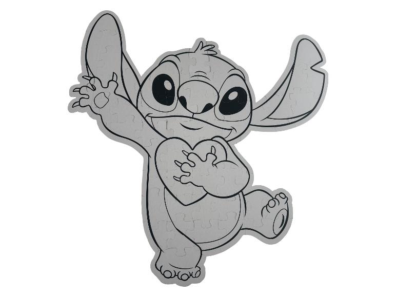 Hračka z puzzle s obrázkom Stitch zo Disneyho, ktorý drží srdce.