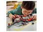 Dieťa sa hrá so súpravou Lego Speed Champions Ferrari pit stop.