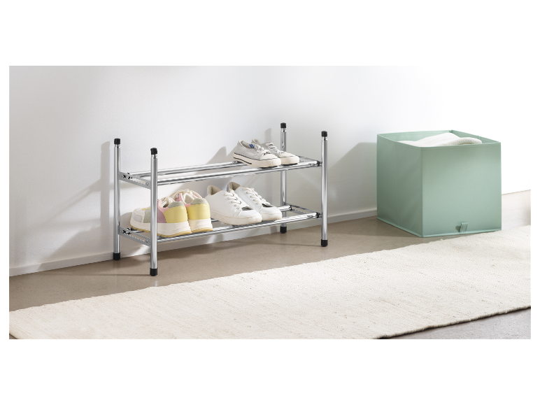 Dvojposchodový kovový stojan na topánky s topánkami na ňom.