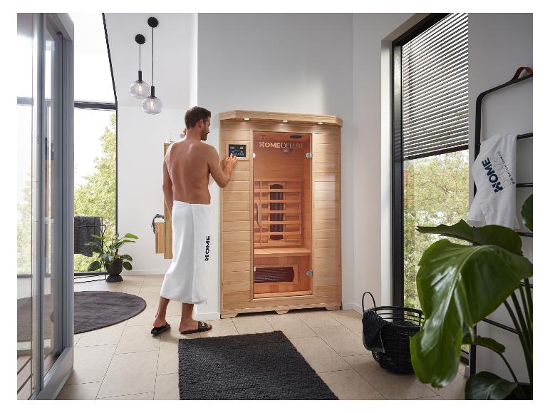 Home Deluxe: Domáca sauna s mužom nastavujúcim ovládanie v modernej kúpeľni.