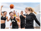 Rodina v športovom oblečení Craft hrá basketbal.
