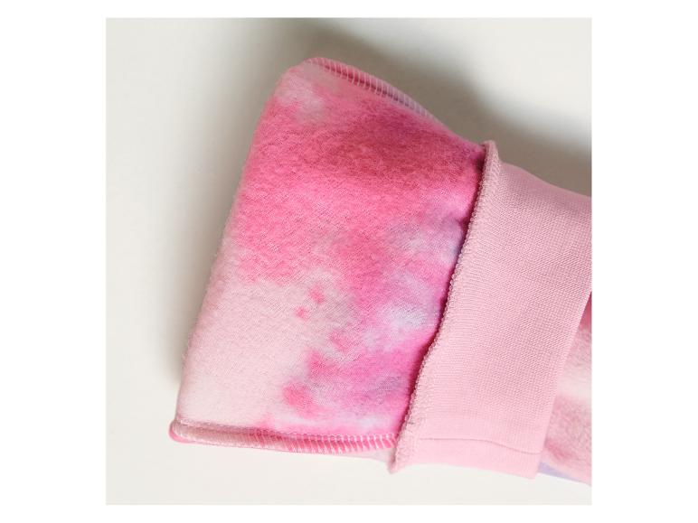 Ružový sveter s potlačou tie-dye.
