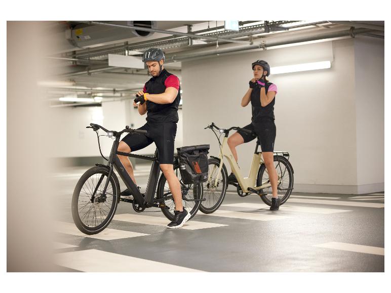 Dve osoby na elektrických bicykloch na parkovisku.