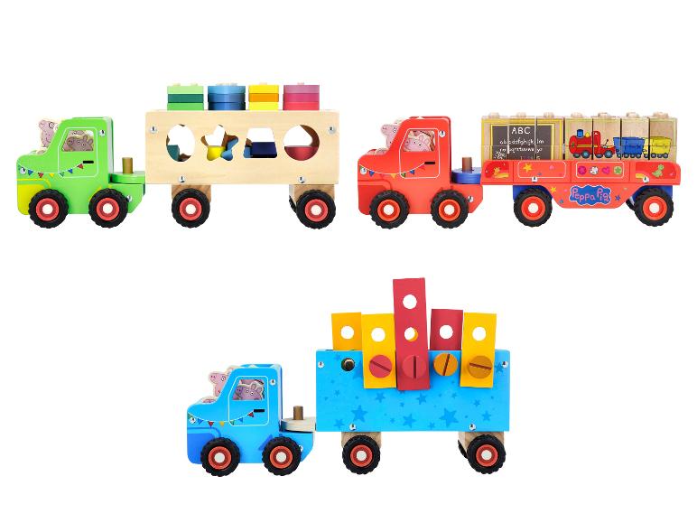 Tri drevené hračkárske nákladné autá, vrátane jedného s motívom Peppa Pig, s funkciami triedenia tvarov a stohovania.