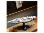 Model LEGO Star Wars Home One Star Cruiser na výstavnom stojane.