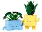 Dve LEGO figúrky, modrá so zelenými listami a žltá so zelenými listami, stoja vedľa seba.