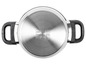 Nerezový hrniec s čiernymi rukoväťami, vhodný pre všetky typy sporákov.