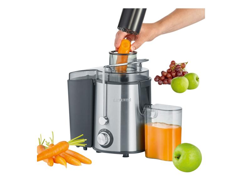 Odšťavovač Severin s mrkvou a jablkami na výrobu šťavy.