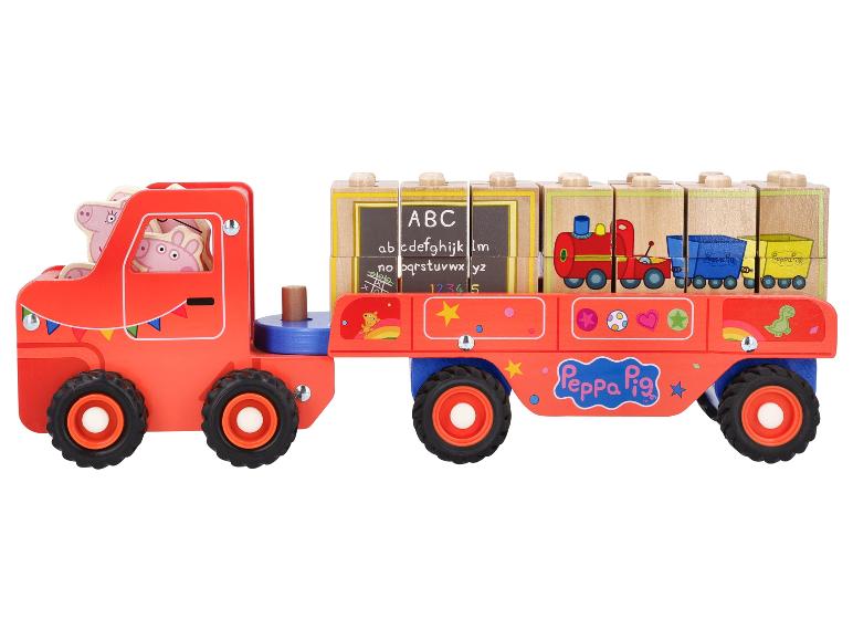 Červený hračkársky nákladný automobil Peppa Pig s drevenými kockami s písmenami a obrázkami.
