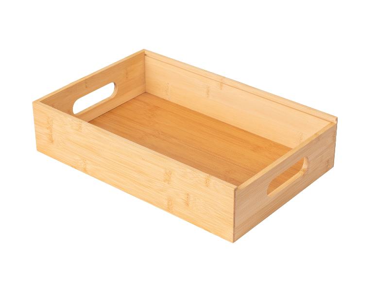 Prazdný drevený podnos s rukoväťami.