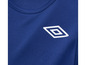 Tmavomodrý odev s bielym logom Umbro.