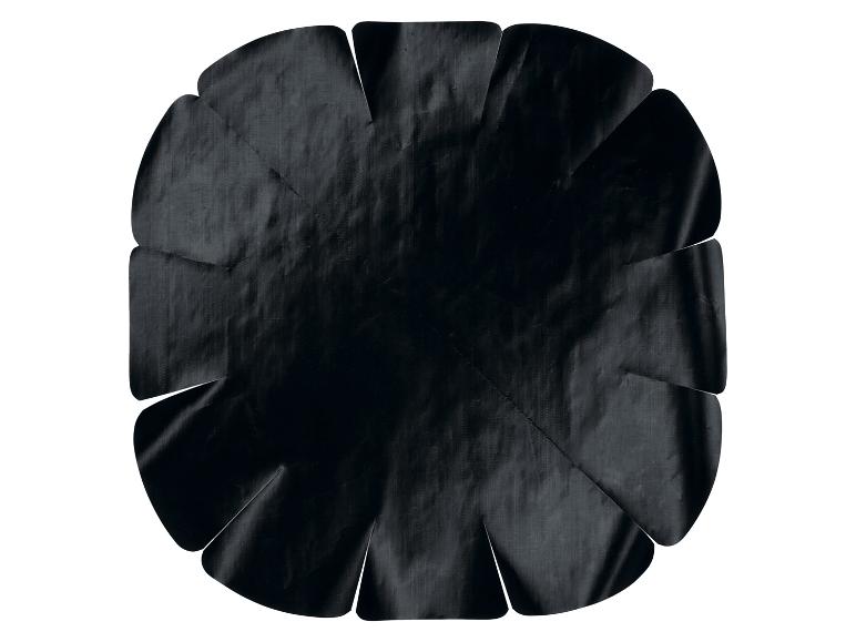 Čierna okrúhla látková nášivka s vystrihnutými okrajmi