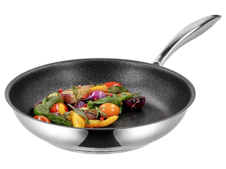 Panvica so soté zeleninou, vrátane papriky, cibule a byliniek