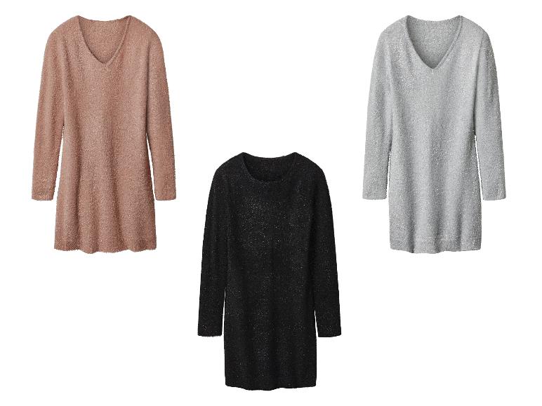 Tri chlpaté topy s dlhým rukávom: jeden broskyňový s výstrihom do V, jeden čierny s okrúhlym výstrihom a jeden sivý s výstrihom do V.
