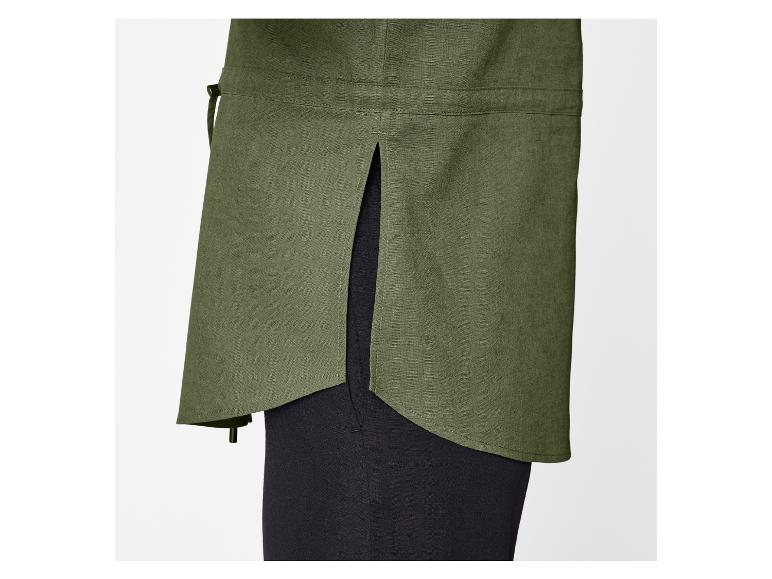 Olivovo zelená ľanová košeľa a nohavice.