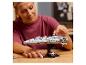 Žena skladá model LEGO Star Wars Home One Star Cruiser na stojane.
