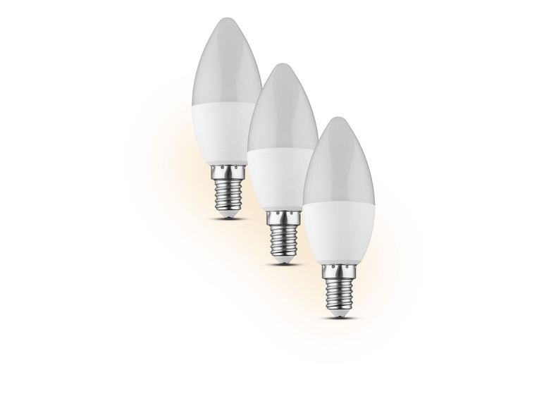 Tri LED svietidlá v tvare sviečky na bielom pozadí.