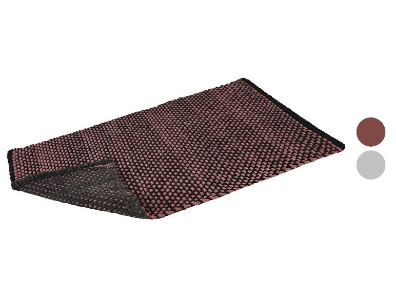 Ručne vyrobený koberec v červenej a šedej farbe.