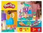 Play-Doh zmrzlinový hrací set s hrajúcim sa dieťaťom.