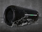 Čierny prenosný Bluetooth reproduktor odolný voči vode, postrekovaný vodou.