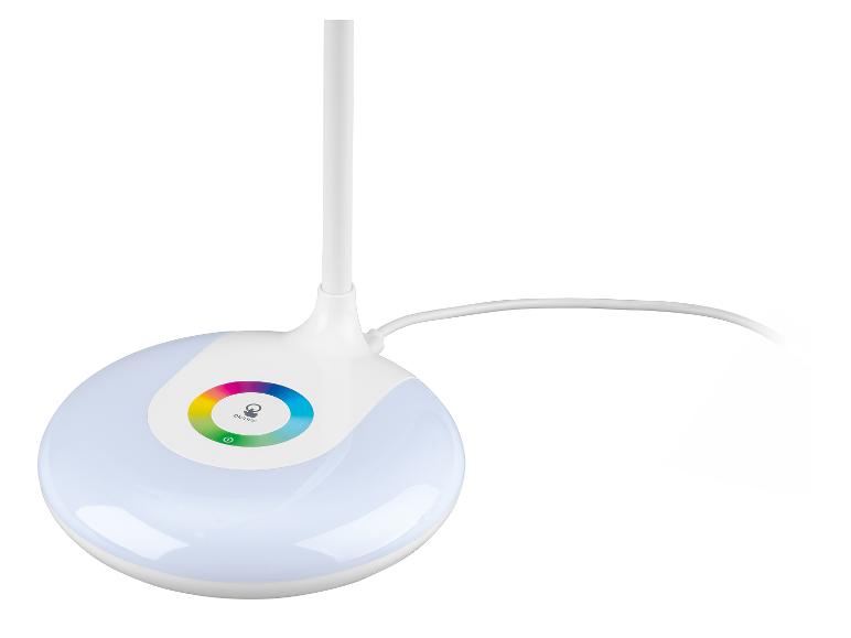 Biela stolná lampa s osvetlenou okrúhlou základňou a farebným kruhom.