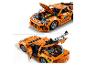 Dva pohľady na oranžové auto LEGO Technic s otvorenou kapotou a kufrom, ukazujúce detaily motora.