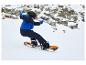 Dieťa snowboardista nosí prilbu Crivit, okuliare a modrú bundu.